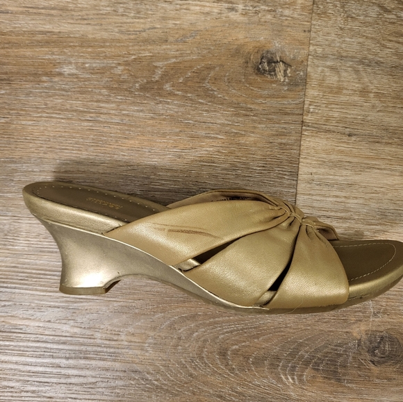 Greenwich Village Slip On Sandals Size 8 Soft Gold - Picture 5 of 9